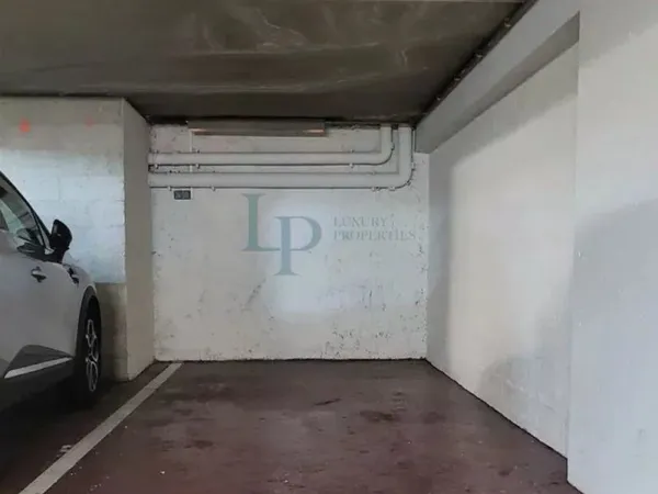 LOCATION EMPLACEMENT DE PARKING RUE DE BERRI 75008 PARIS