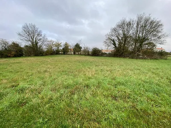 TERRAIN CONSTRUCTIBLE - PROCHE SURGERES
