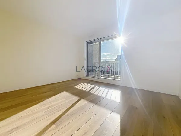 2 pièces sur le plateau avec balcons et parking.