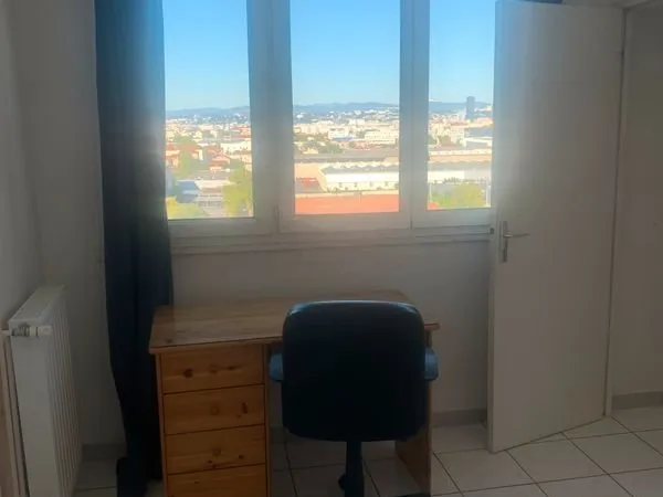 Chambre disponible dans un appartement calme, lumineux et sans vis-à-vis à Villeurbanne
