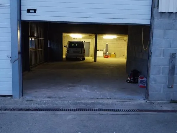 Hangar de 188m2 sécurisé à Louer