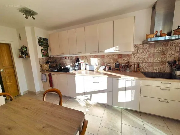 5p 95m2, 3/4 chambres, cave, balcon, ascenseur. verdure.