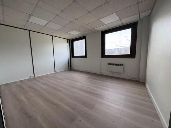 Bureaux - A LOUER - 138 m² non divisibles