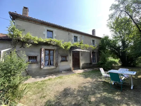 Maison de Campagne avec Terrain - Proche de Champagne-Mouton