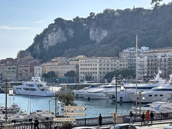 Appartement 3 pièces rénové avec balcon et vue sur le Port
