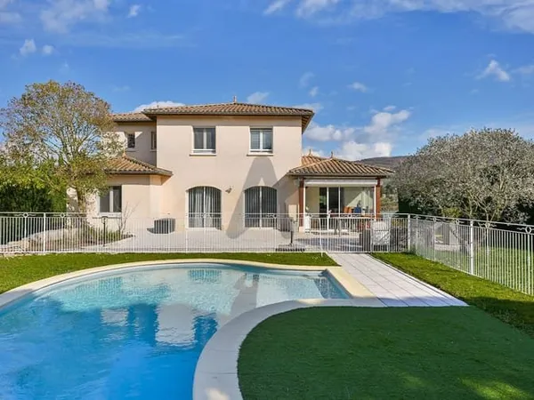 Lissieu, Maison de 175 m2 sur terrain de 1289 m2 avec piscin