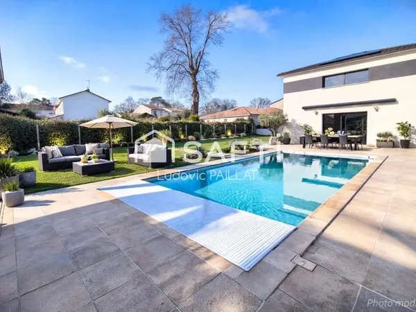 Maison familiale 2016 avec piscine et jardin, proche de toutes commodités