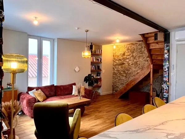 Maison en Pierre Rénovée - Meublée - 3 Chambres + Bureau - Jardin & Garage - Bourg Savenay (DPE A)