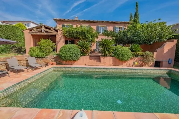 SUPERBE BASTIDE PROVENÇALE