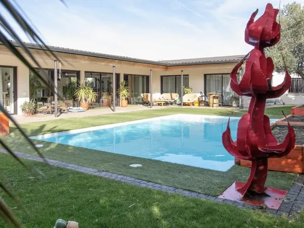 Maison contemporaine avec piscine chauffée 200 m2 Terrai