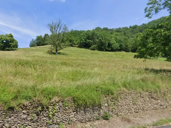 ESTAING, terrain de plus de 2ha, en partie constructible.