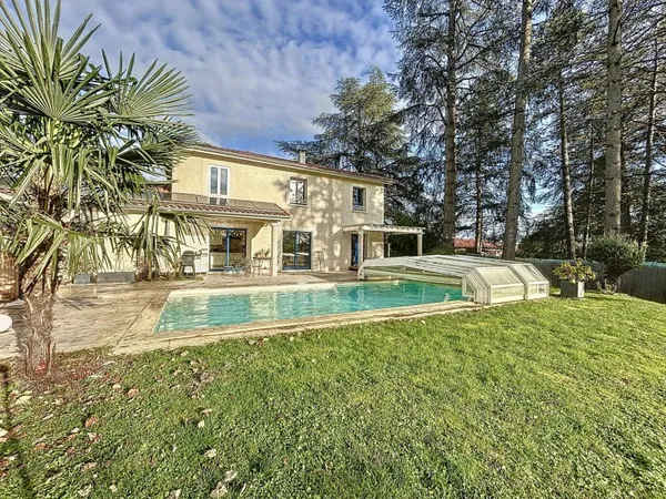 MAISON FAMILIALE D'EXCEPTION À CHARBONNIÈRES-LES-BAINS AVEC