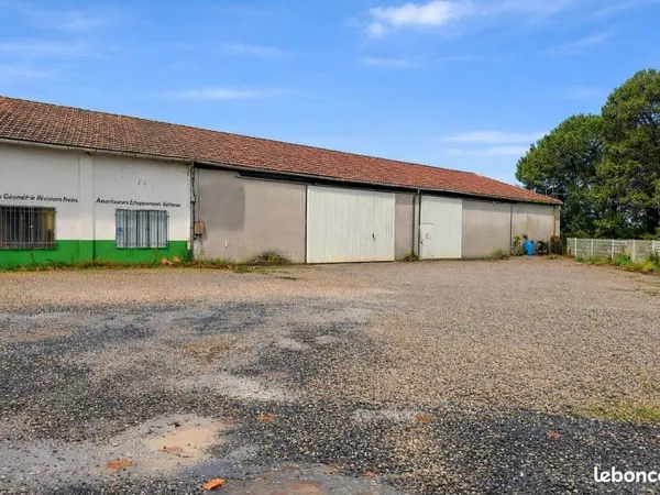 3 entrepôts d'une surface totale 761 m2 sur sur un terrain de 1 640 m²