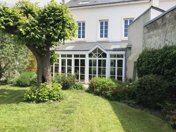 Maison familiale - 196m² - Rond point de Paris St Donatien
