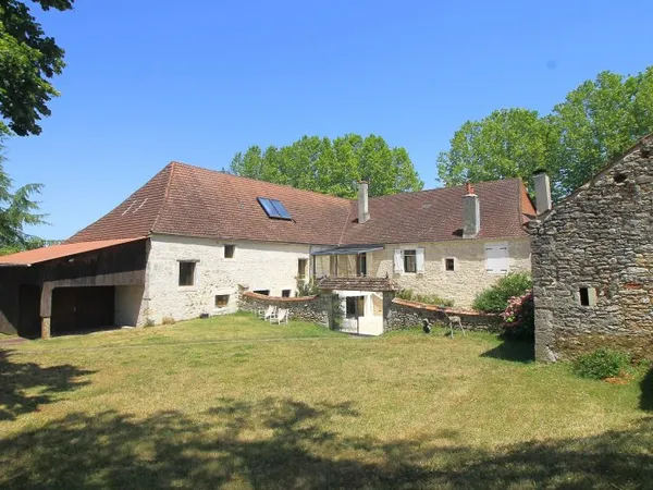 Dans un bourg avec commerces et services, belle propriété éq