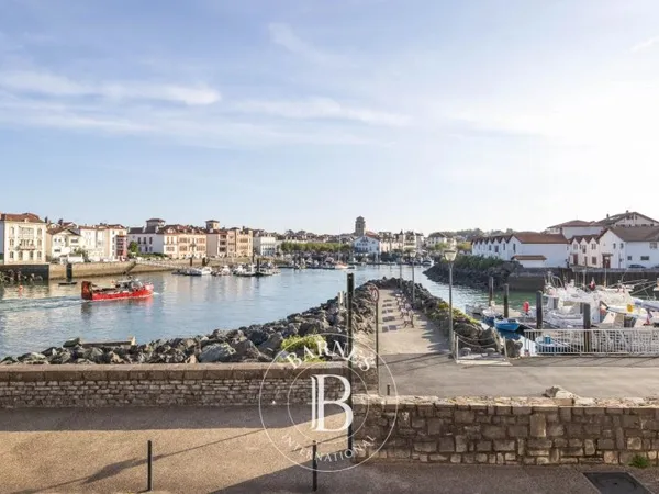 CIBOURE, APPARTEMENT DE 3 CHAMBRES AVEC VUE SUR LE PORT