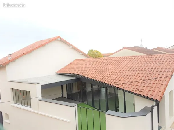 Maison de ville (9 ans) d'architecte. Libre début juillet centre de St Amour 175m², cour fermée, ter