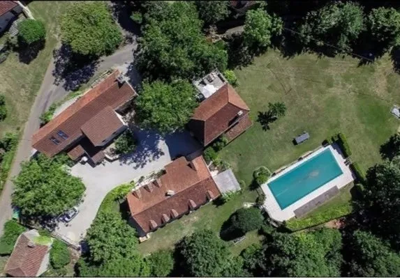 Ancienne ferme avec gîtes et piscine sur 9070 m2 de terrain