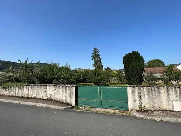 A VENDRE - Terrain à bâtir au coeur du village - 634 m² - SAINT GENIEZ D'OLT