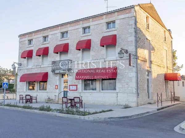 Hotel Restaurant et maison au centre d'un village bastide