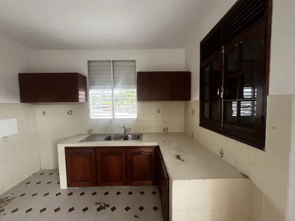 Maison individuelle vide à petit bourg