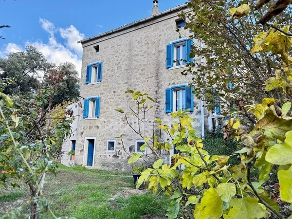 GUAGNO (Corse) : A vendre, maison en pierres avec dépendance, jardin, vue dégagée