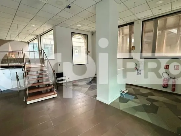 Local commercial 210 m²