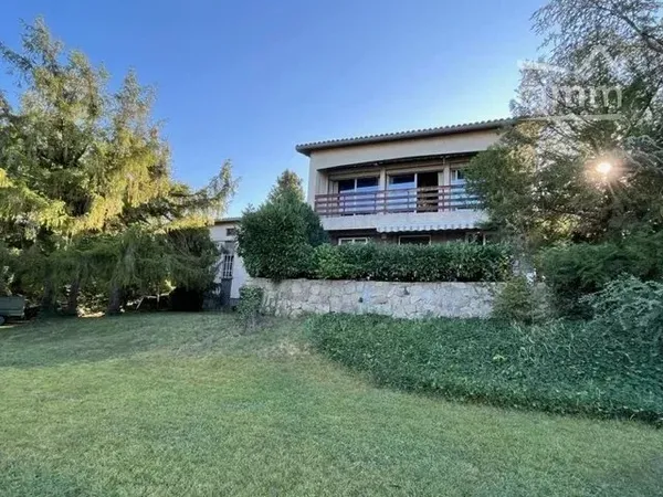 Maison 10 pièces - 271 m²