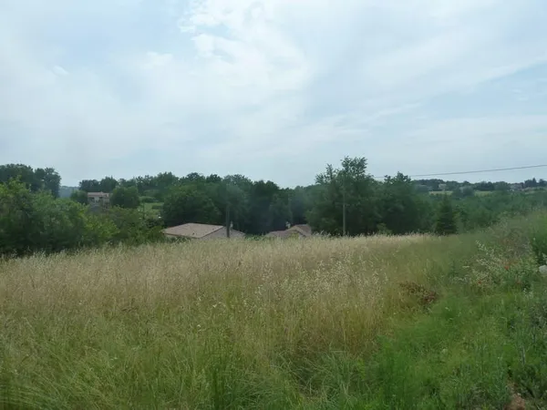 Terrain à bâtir de 1197m2 en partie borné.