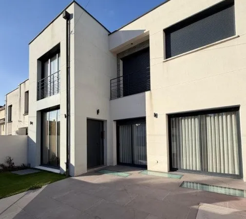 Maison 8 pièces 210 m²
