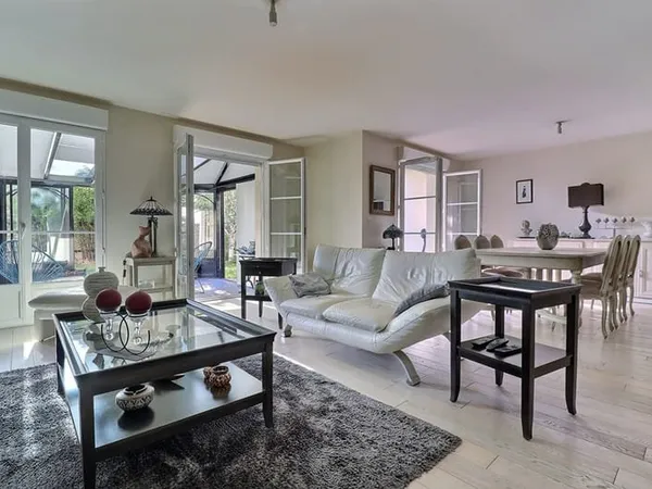 Appartement avec jardin 4 pièce(s) 132 m2 Carrez+ Véranda de 19m² + deux places de parking