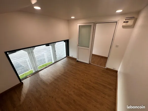 Local d’activité et entrepôt Location La Rivière  10m² 250€