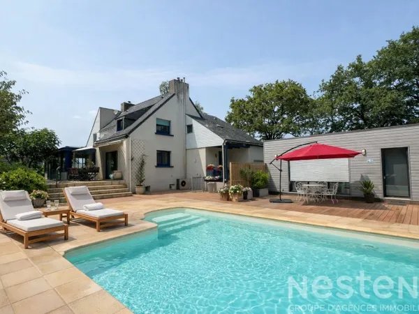 Maison spacieuse avec piscine et studio indépendant, à proximité d'Auray