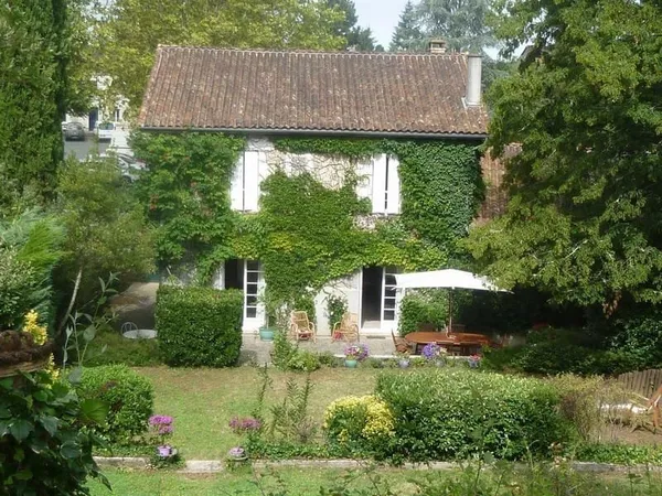 Charmante maison de village de 4 chambres avec grange et joli jardin à quelques pas de toutes les co