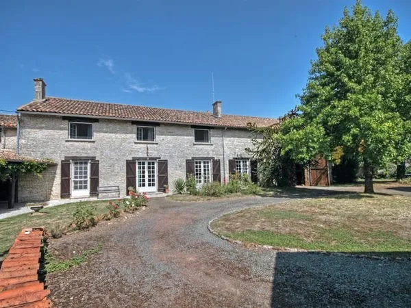 Jolie maison en pierre avec granges et piscine, village avec bar, ecole & poste