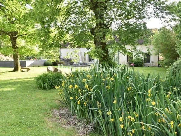 Dans l'Yonne, à la jonction de l'Aube et du pays d'Othe, une propriété de campagne, sa grange réamén