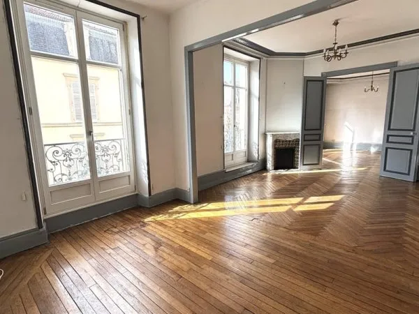 NANCY CENTRE / GRAND APPARTEMENT AVEC BALCON, MANSARDES ET C
