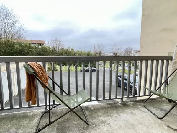 Exclusivité, studio avec terrasse, parking et cave.