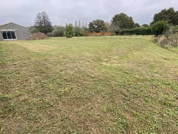 Terrain constructible 490 m2 - CHAUMES EN RETZ - Libre de co