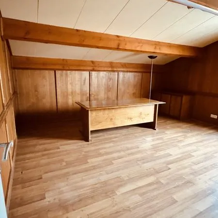 Bureau à louer meublé en bois avec parking privé