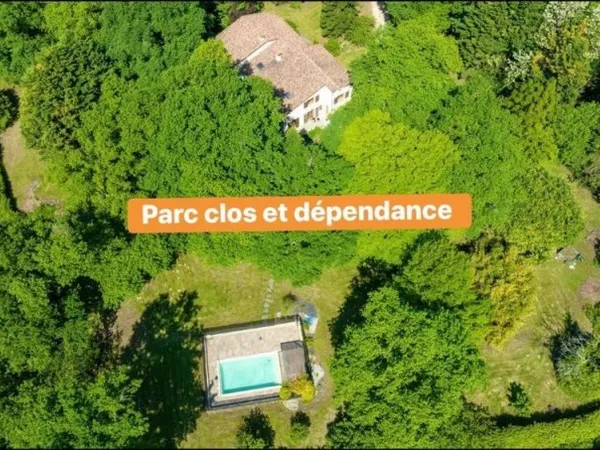 Grande Villa avec terrain clos , dépendance et piscine