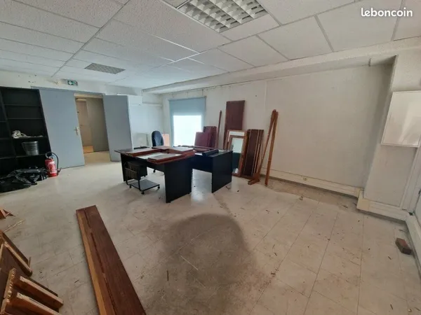 BUREAUX 33 m² CARROS