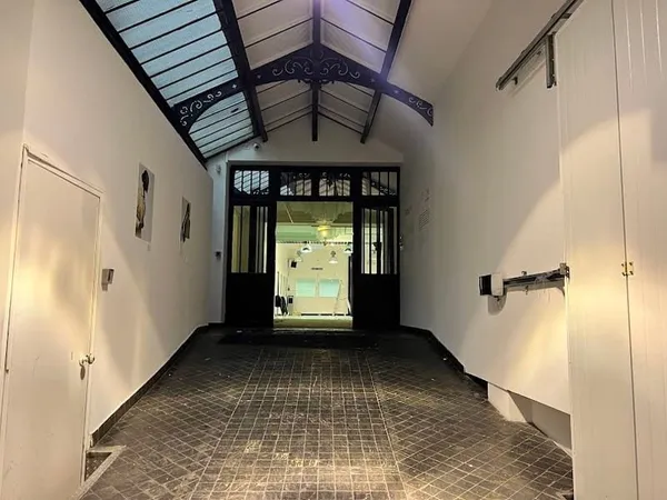 Local 595 m²