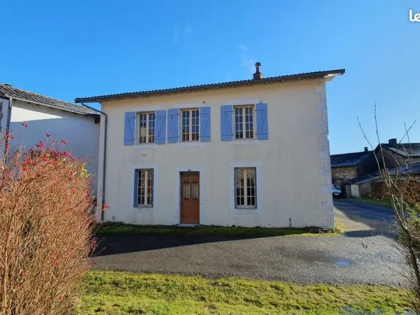 Maison en pierre, jardin, garage et parking