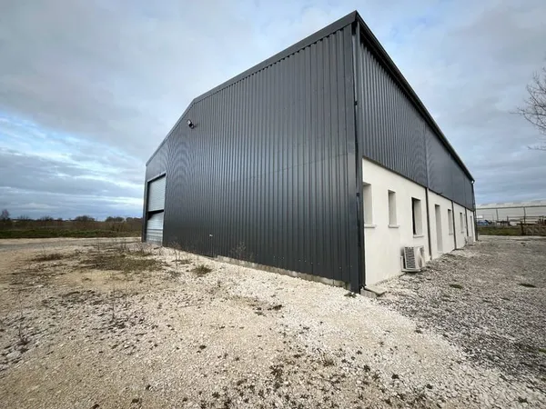 Local professionnel NEUF à CANCON, proche N21 avec accès facile pour camions, d'environ 215 m² avec 