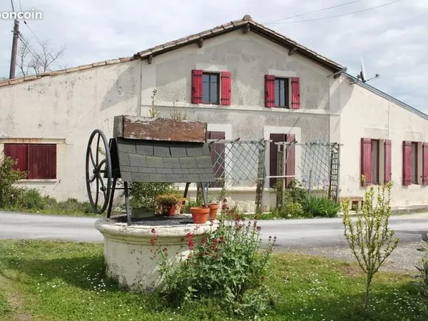 Maison Charentaise avec atelier, abri 2 voitures, dependance à renover