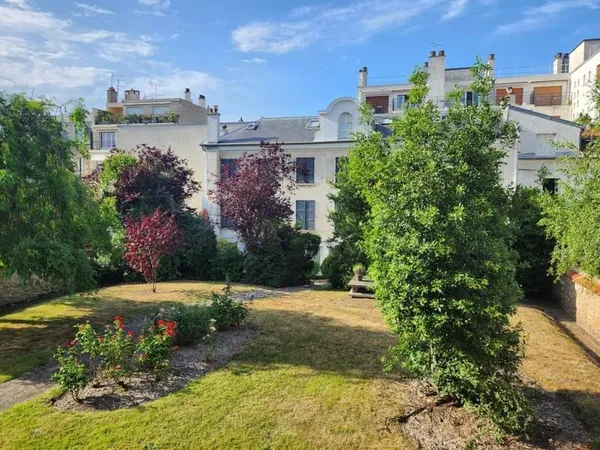 NOTRE DAME LES PRES, BUREAUX DE 250M² EN ETAGE AVEC ASC, BALCON + CAVE