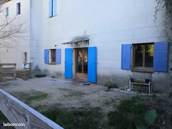 A louer à Rognes : maison de village (année 2005) de 58 m² en plein coeur du village avec terrain + 