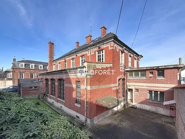 Hôtel 30 pièces 913 m²