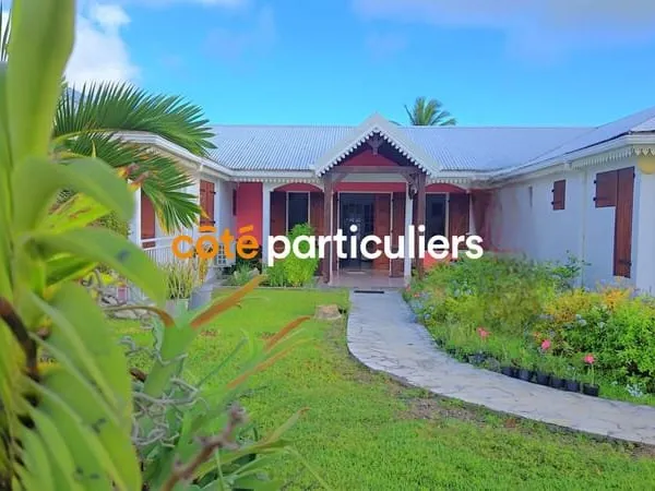 À vendre: Belle maison familiale avec piscine sur grand terrain ,quartier calme